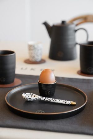 Zusss - eierdopje aardewerk zwart - wonen en lifestyle websop no28wonen