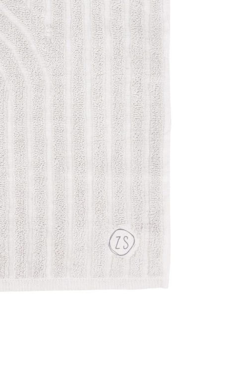 Zusss antracietgrijze handdoek met bogen Deze Zusss handdoek kan niet ontbreken in jouw keuken. De handdoek is antracietgrijs van kleur en voorzien van leuke bogen. Onderaan staat het Zusss logo afgebeeld. Aan de handdoek is een lus bevestigd, zodat je ‘m gemakkelijk kunt ophangen. De handdoek is gemaakt van katoen en is 50x50 centimeter groot. Strijken kan op de medium stand en drogen in de droger op de lichtste stand.