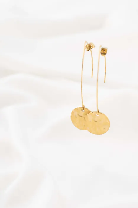 Zusss oorbellen met gehammerde hanger goud