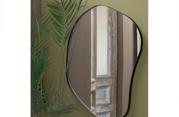 Prachtige organische spiegel Romee van Woood met een zwart metaal frame