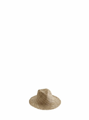 de hoed van stro, geeft een zomerse sfeer af en staat super leuk!